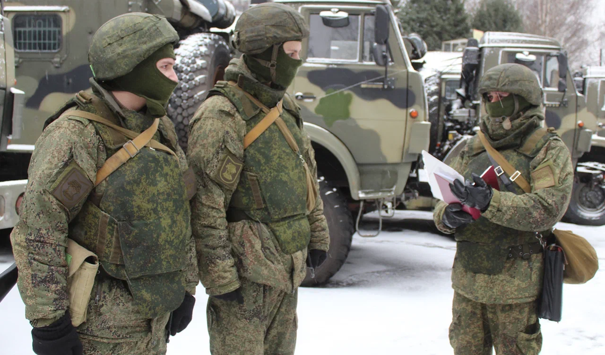 Перед выходом в новый район военные топографы изучают маршрут по карте | На  страже Родины | Дзен