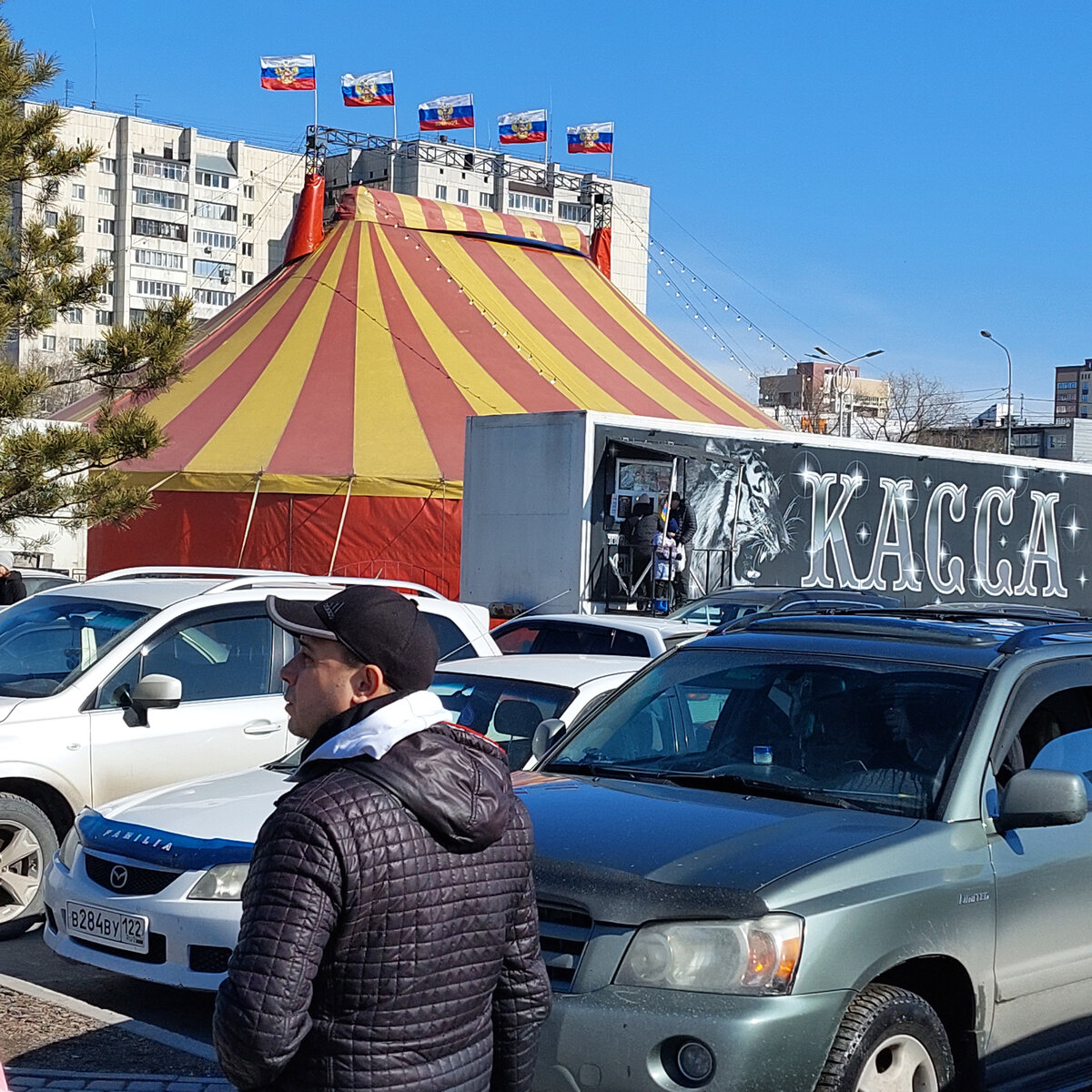 Вчера было первое представление передвижного цирка вот в таком шатре у нас в Барнауле, около ТЦ Галактика