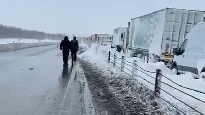     В Ростовской области водители, застрявшие в снежном плене на М-4 «Дон», теряют терпение, а дончане ищут своих близких в заторе, комментарии появились в мессенджерах.