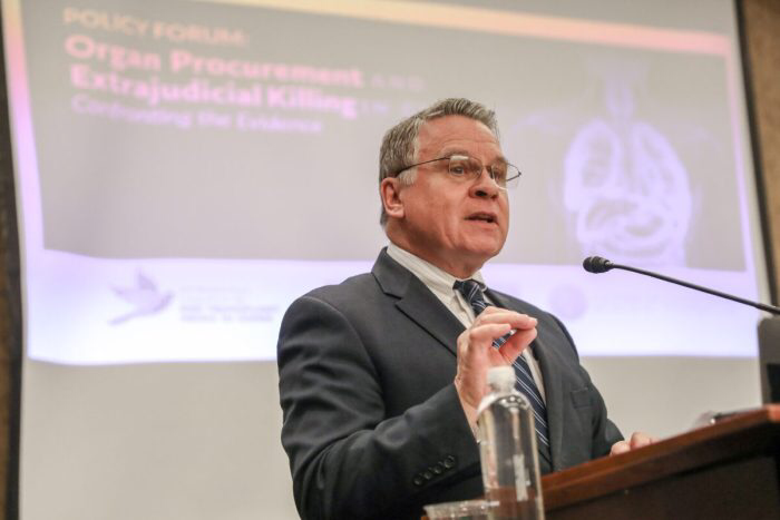 Член палаты представителей Крис Смит (республиканец от штата Нью-Джерси) на политическом форуме по вопросам изъятия органов и внесудебных казней в Китае. Капитолийский холм, 10 марта 2020 года. (Samira Bouaou/The Epoch Times)