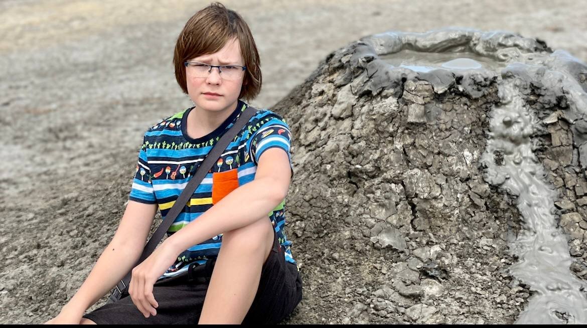 Почему то в телефоне только видео сохранилось. Единственное фото: Тимофей и грязевой вулкан