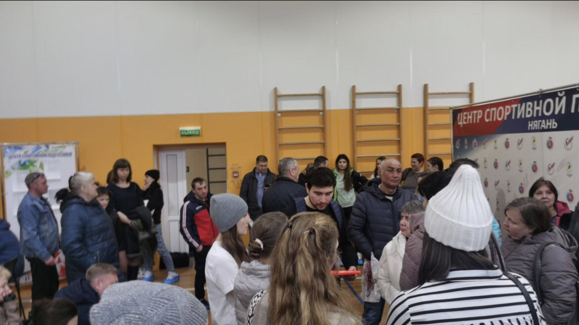 В школе Толика 7-30 утра, заявления принимают с 9-00