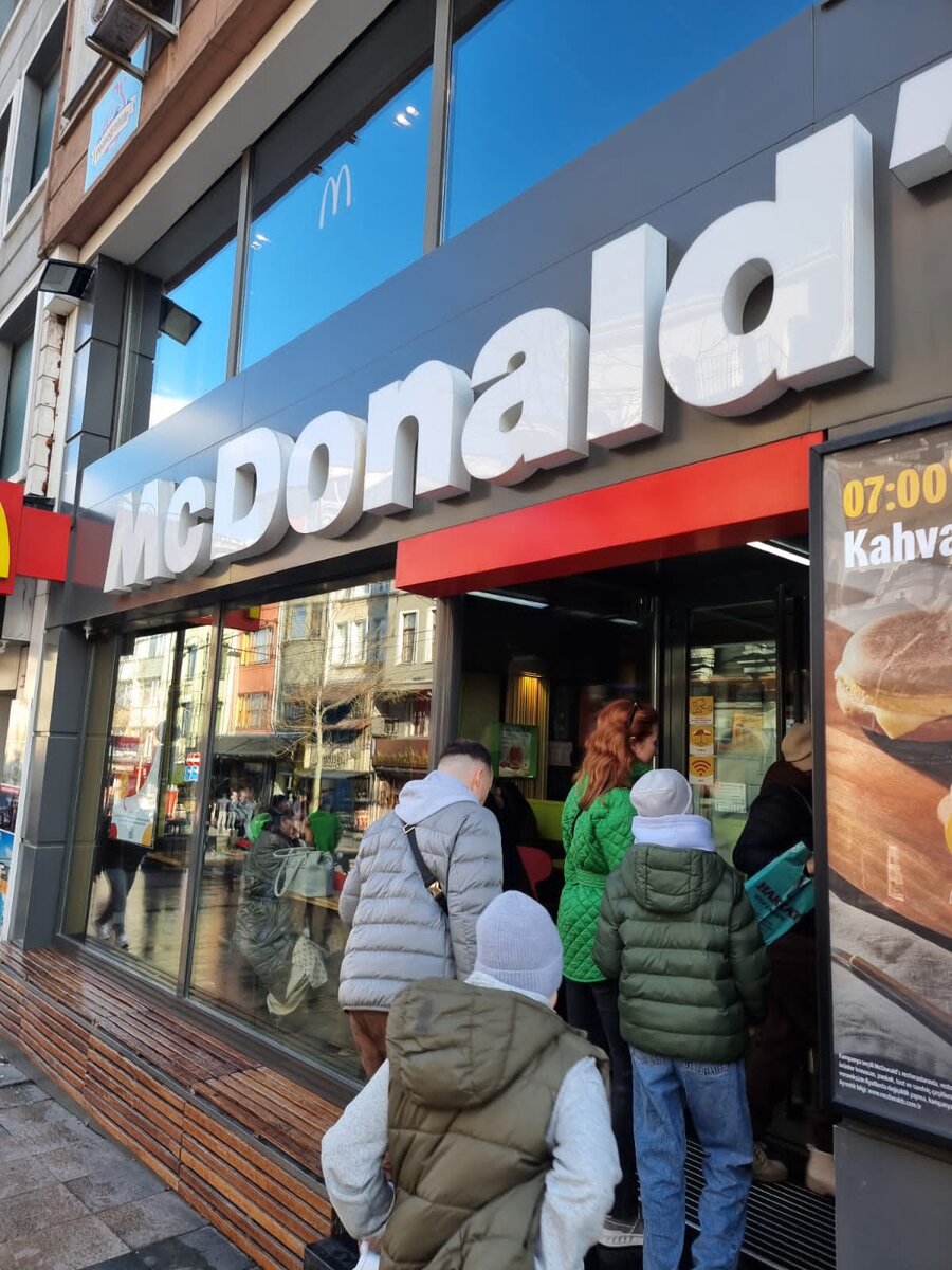 Если нужно быстро перекусить и обязательно угодить детям, то Мак — это всегда отличный вариант. 