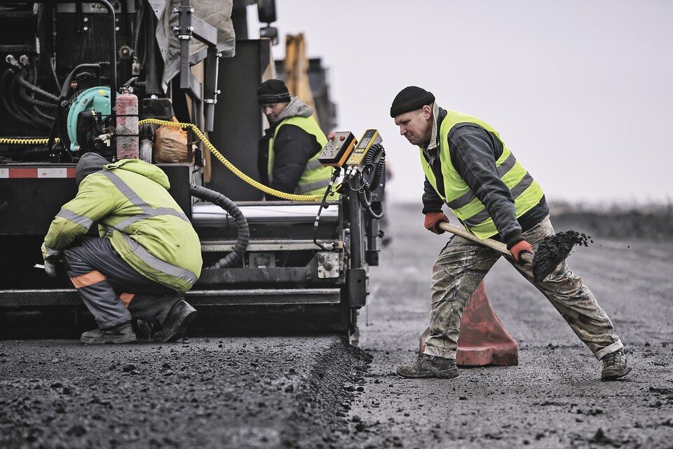     Ремонт дорог во многих населенных пунктах области последний раз делался еще в советские времена.