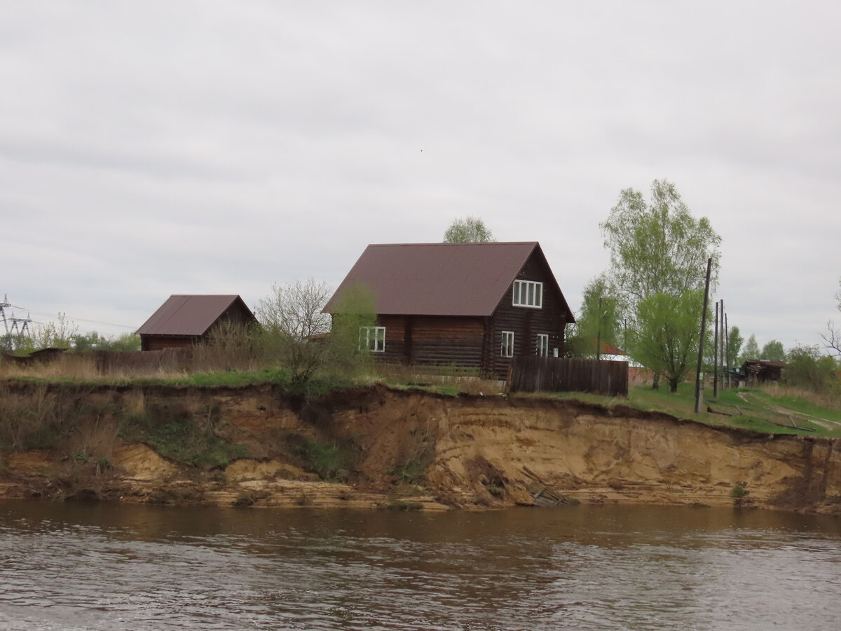 10 мая 2021 г. Владимирская обл., д. Елино. Дом, который уплыл в апреле 2023 г.