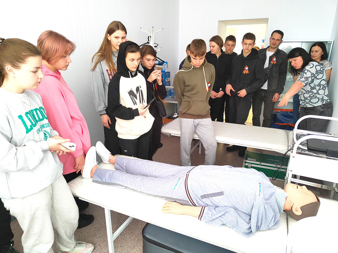 В мастерских медицинского профиля гости из Волновахи попробовали себя в роли младшего медперсонала. Фото автора 