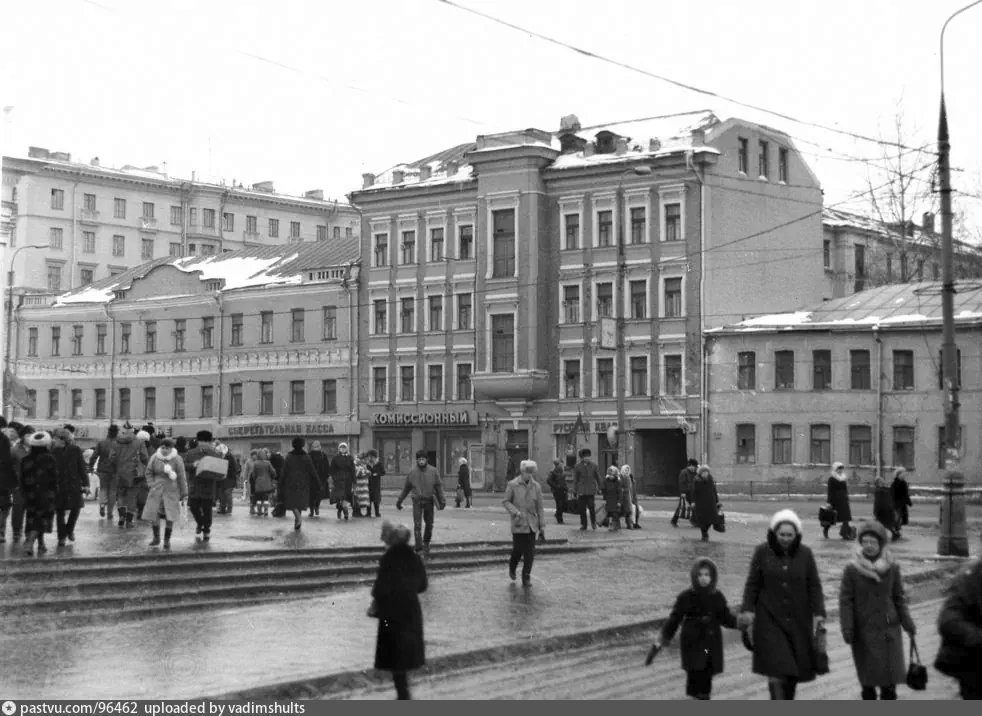 Комиссионный магазин на Новослободской улице, дом 5. Сфотографировано 1 февраля 1987 года с автобусной стоянки у метро "Новослободская". Автор: Вадим Шульц.