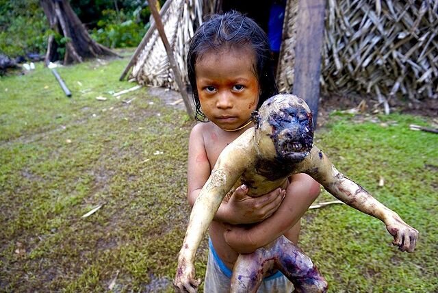 Немного расскажу о том, как живут самые маленькие индейцы, страшно ли им в джунглях и кто занимается их воспитанием.