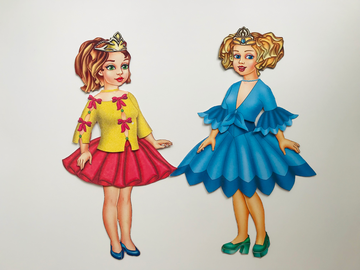 У блузок может быть общее то, что они расстёгиваются по все длине.