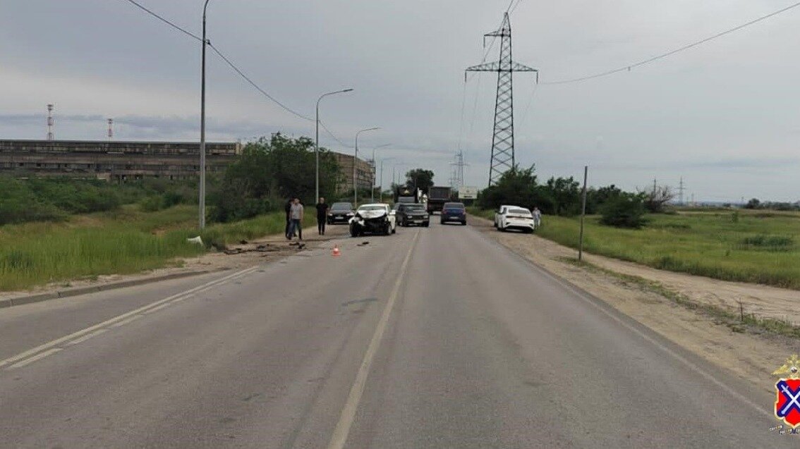     В Тракторозаводском районе Волгограда легковушка после ДТП вылетела в кювет, сообщает региональное ГУ МВД. В аварии пострадали 5 человек.