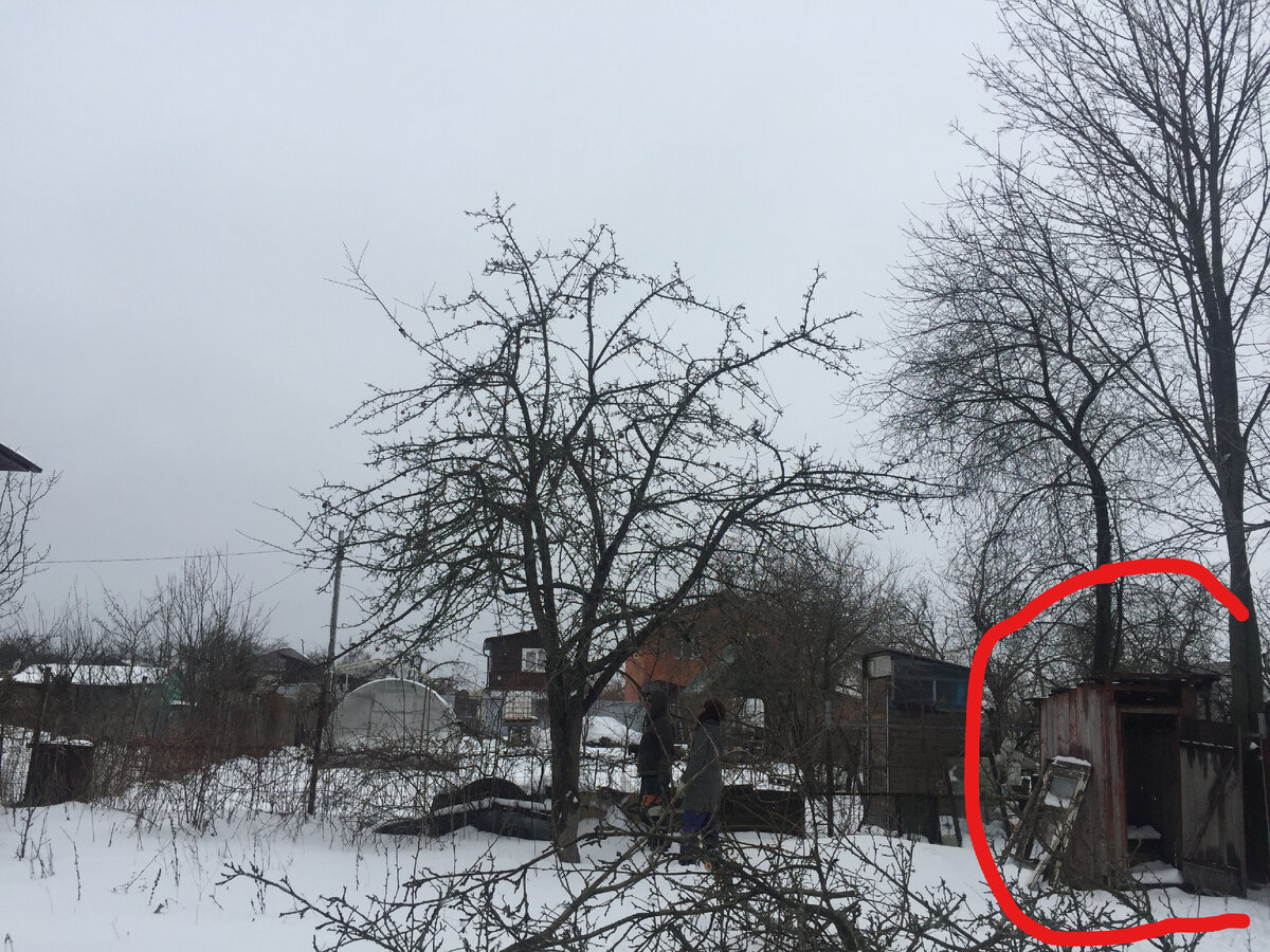 Опиливали деревья и туалет просто попал в кадр. Вернее, испортил кадр)))