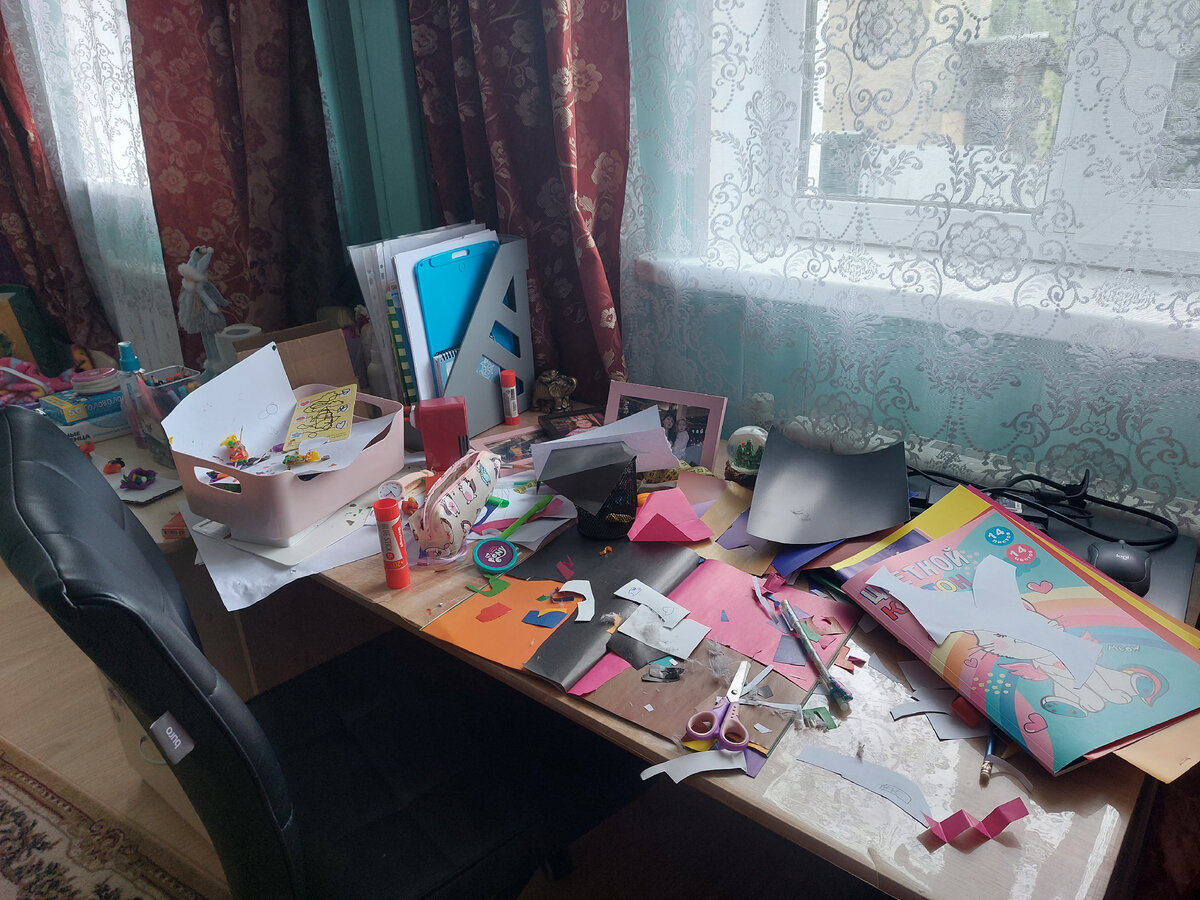 Дочка делала подделку, порядок на столе продержался ровно 5 минут