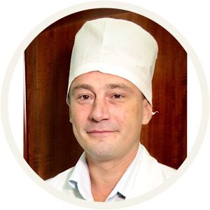«Сырое мясо допускается в рационе животного, при этом должно использоваться качественное мясо. В противном случае не исключено заражение кишечными инфекциями, такими как колибактериоз, сальмонеллез. А также заражение гельминтами. Выбирая мясо для животного, необходимо тщательно корректировать рацион. Кормление «со стола» требует добавки витаминно-минеральных комплексов», - объяснил ведущий ветеринарный врач ОГБУ «Симбирский референтный центр ветеринарии и безопасности продовольствия» Александр Плоом.