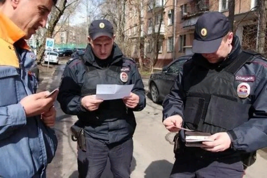 Полицейский понятой. Полиция проверяет документы. Милиция проверяет документы. Проверка документов полицией. Милиционер проверка документов.
