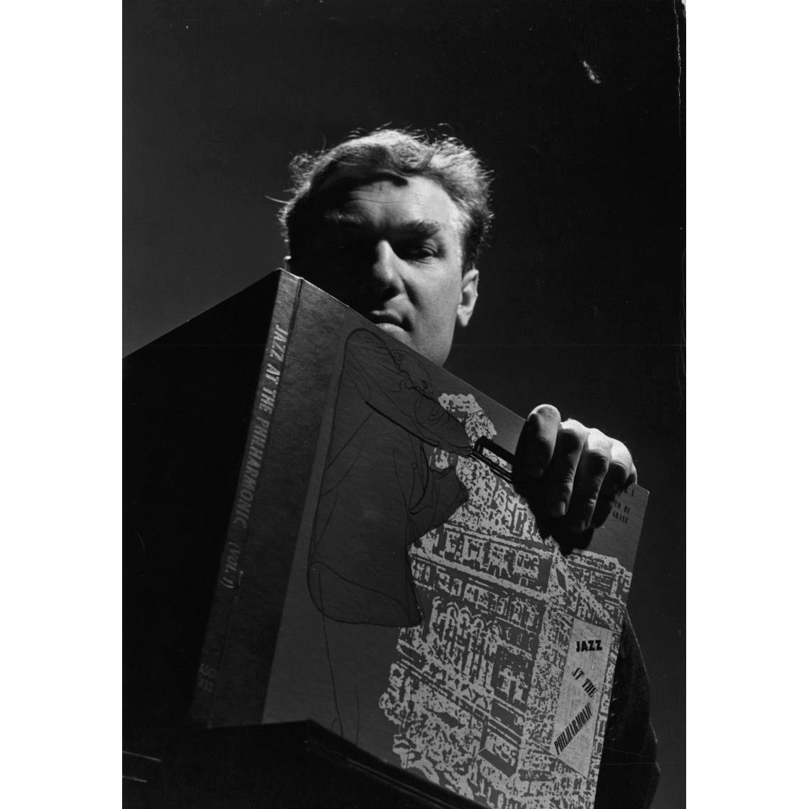 Гранц держит первый выпуск серии 'Jazz At The Philharmonic'