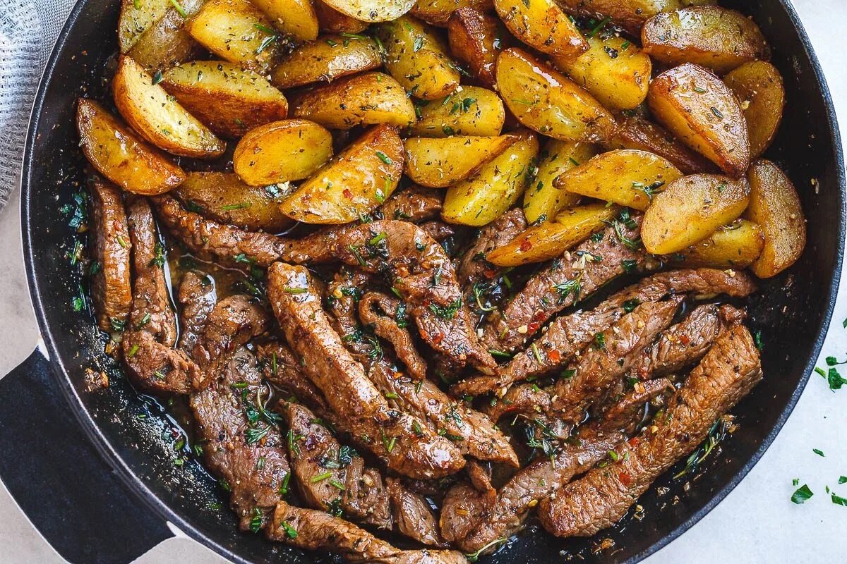 Жареная картошка с мясом. Жаркое с мясом и картошкой. Как пожарить говядину с картошкой. Картошка на сковородке. Как пожарить говядину с картошкой.