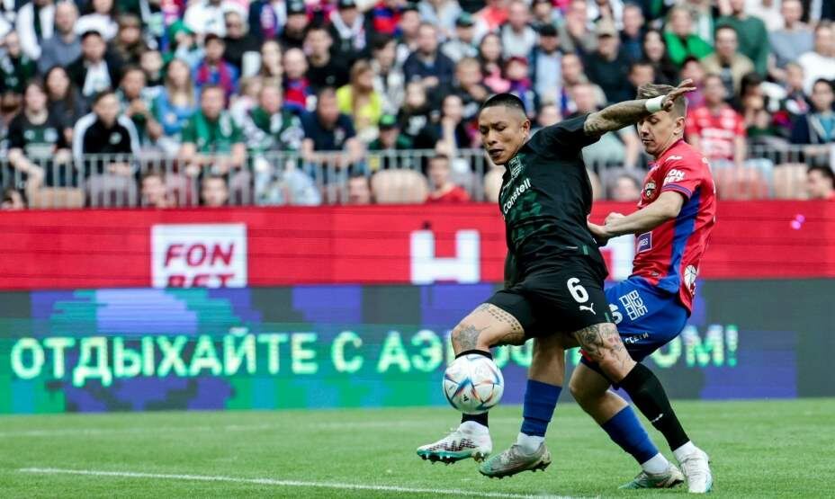    Кристиан Рамирес атакует ворота ЦСКА. Фото: РФС