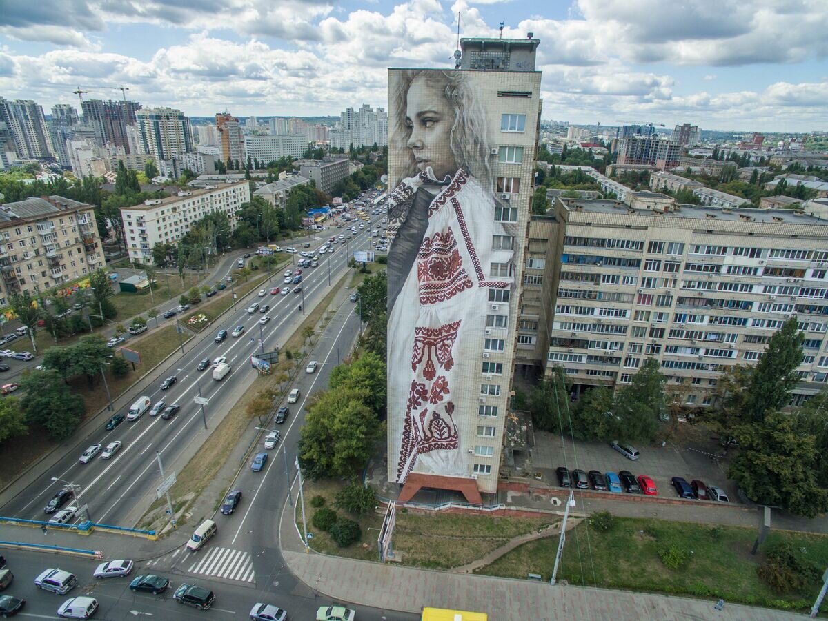    КиевCC BY 2.0 / Marco Verch / Aerial of Girl with embroidery in Kiev