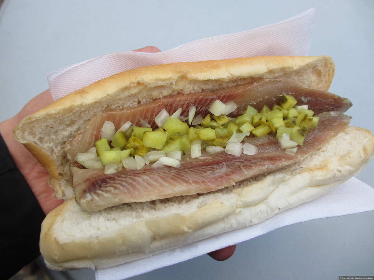 Обычный голландский хот-дог с селедкой. Источник https://i2.wp.com/farm8.staticflickr.com/7220/7216283414_9df6031129_b.jpg