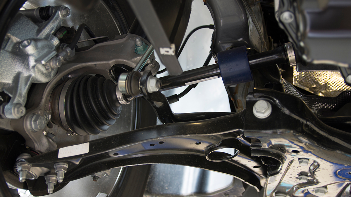 Передняя подвеска автомобиля. Источник изображения: Ulianenko Dmitrii / Shutterstock.com