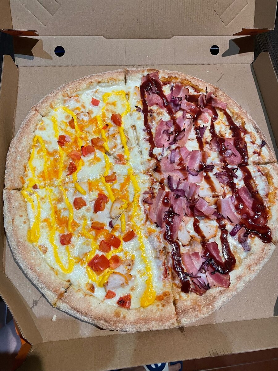 В жизни данная пицца выглядит скудновато (слева), особенно по сравнению с половинкой цыпленка барбекю. Возможно исходя из того, что в пицце больше все же по начинке сыра чем любого другого ингредиента. 