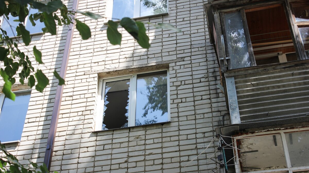     Ребенок выжил после падения, сейчас девочка находится в реанимации с травмами головного мозга, ушибом грудной клетки и разбитым носом; прокуратура проводит проверку инцидента.