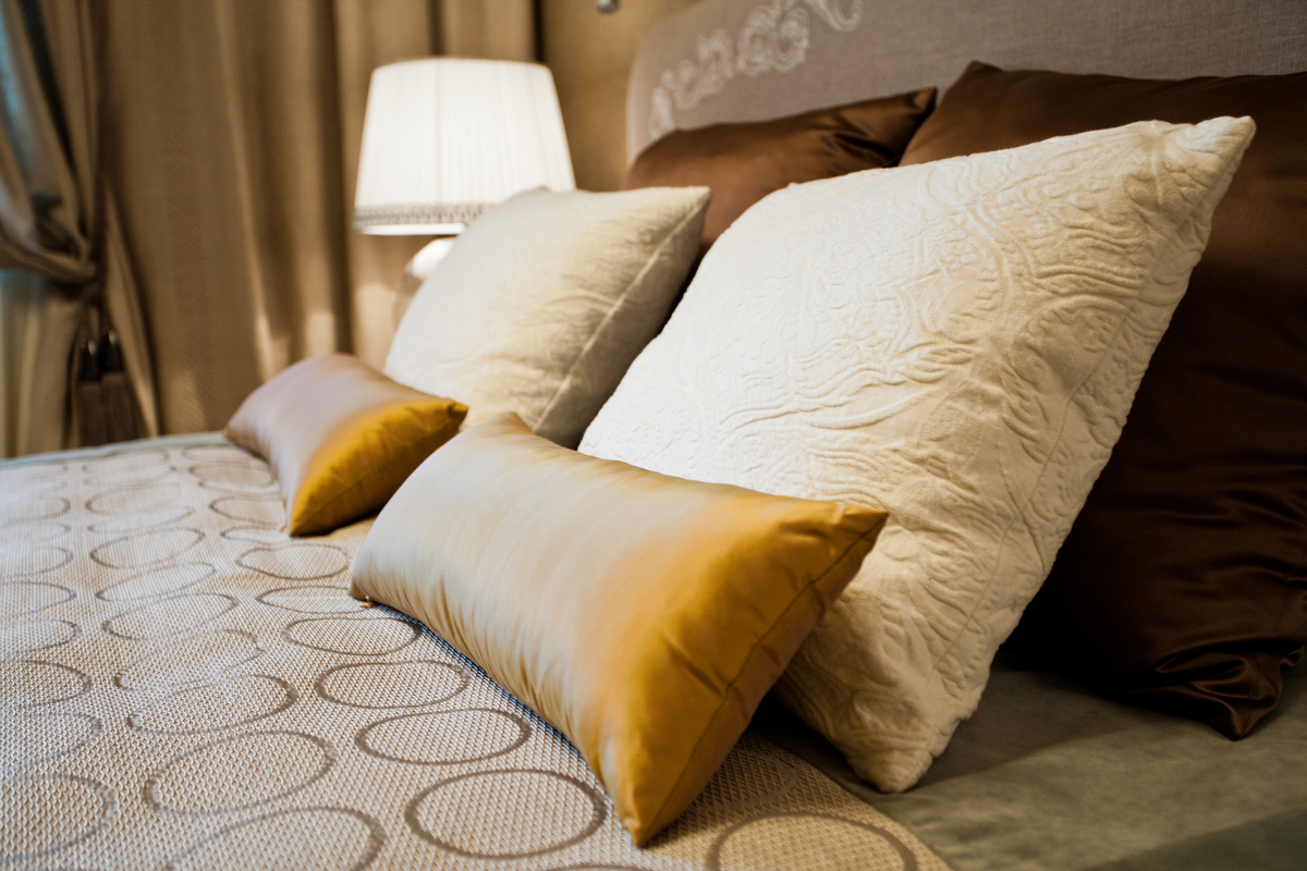 Декоративные подушки на кровать отели