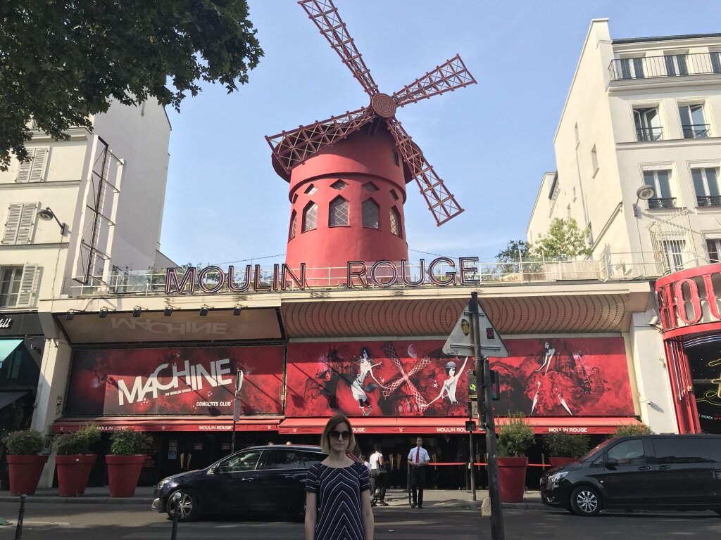 На фоне Мулен Ружа. Фото автора