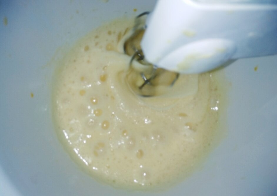 Взбиваем яйца с сахаром. Фото автора канала "Классная кухня".