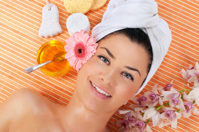 Кожа получает дополнительное питание, увлажнение. Мед обладает жиросжигающими, тонизирующими, матирующими, отбеливающими, отшелушивающими свойствами. Эпидермис становится гладким, ровным, бархатистым, излучает здоровье.