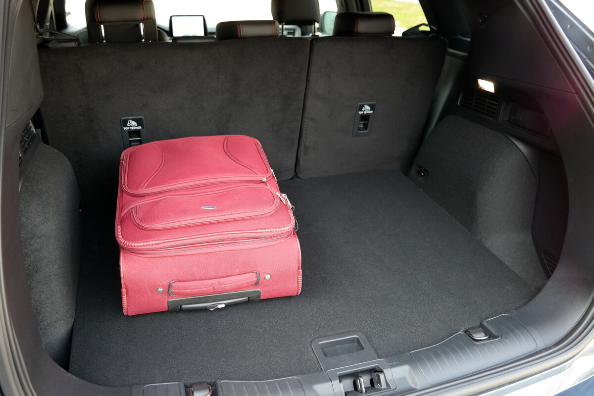  Багажник можно еще увеличить за счет свободы ног на задних сиденьях.