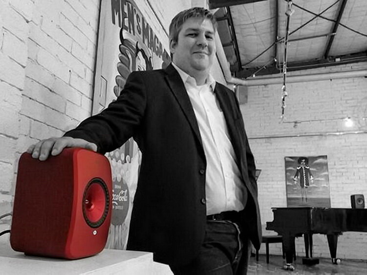 Бен Хагенс (Ben Hagens), главный специалист KEF по обучению, и акустическая система KEF LSX