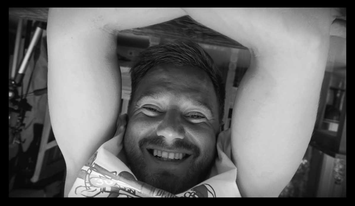 Павел Жарков. "Друзья всем привет! Сегодня мы в гостях у Яна Спартака.. И перед медитацией он меня заставил висеть вверх ногами. Сказал иначе не получить просветления. Висим 40 минут. Надеюсь я выживу." 