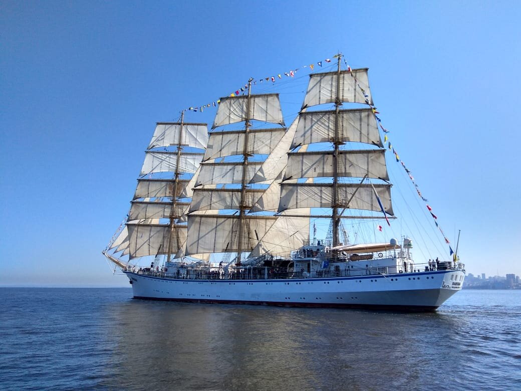 Парусник уходит в море