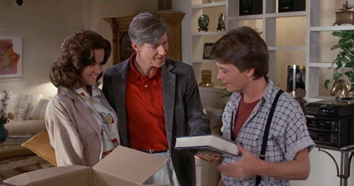 Финал первой части, казалось, ставил жирную точку, ведь герои получали  то, о чем мечтали многие американцы: счастье и достаток. Сцену с Доком Брауном досняли уже для видеокассет.  ©  Amblin Entertainment и Universal Pictures