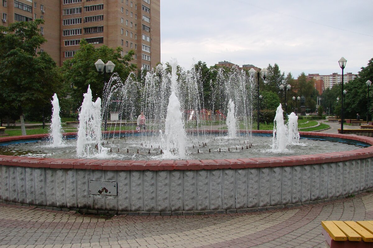 Железнодорожный московская область. Город Железнодорожный Балашиха. Фонтан город Железнодорожный Орион. Площадь города Железнодорожный Московской области. Памятники микрорайон Железнодорожный Московская область.