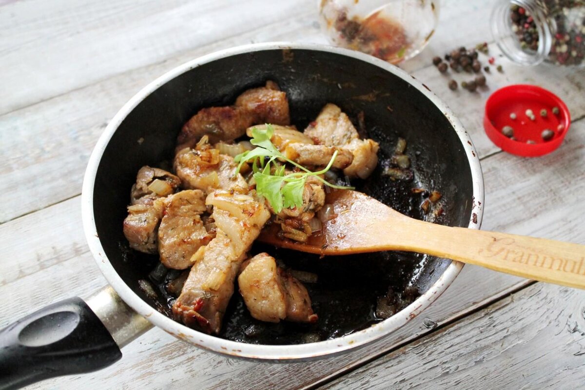 Домашнее жареное рецепт. Мясо на сковороде. жареное мясо на сковородке. жареные на сковороде. жарка на сковороде.