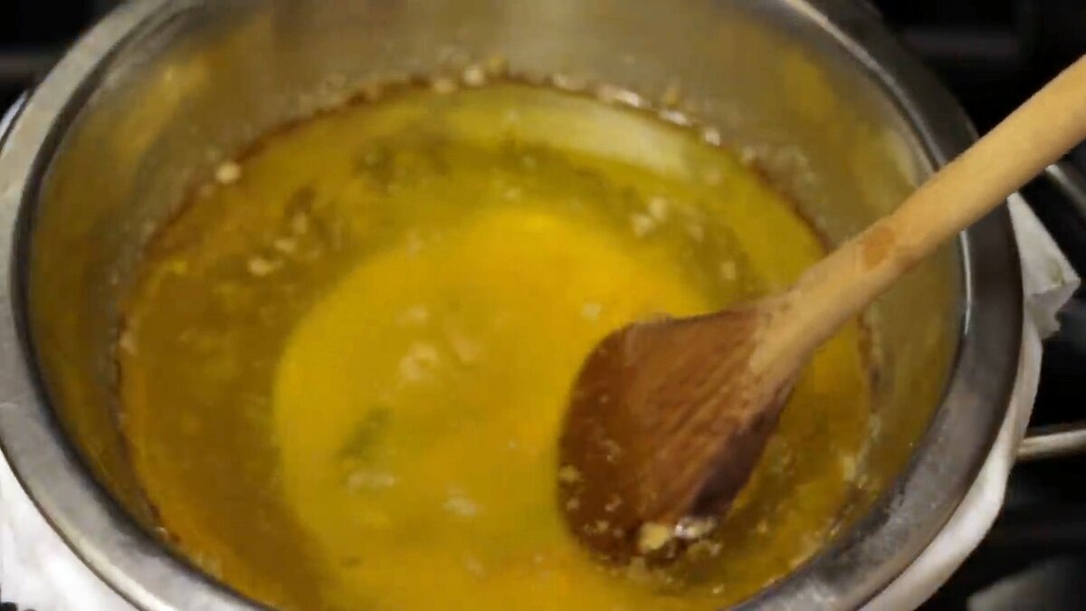 Топленого кипящего масла для приготовления пищи. Макароны в кастрюле. Масло гхи. Кипящее масло в жаровне. Белый осадок в масле гхи.
