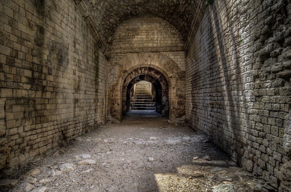 https://pixabay.com/ru/photos/%D0%BA%D0%BE%D1%80%D0%B8%D0%B4%D0%BE%D1%80-%D0%BF%D0%B5%D1%89%D0%B5%D1%80%D0%B0-%D0%B0%D1%80%D0%B5%D0%BD%D0%B0-%D1%80%D0%BE%D0%BC%D0%B0%D0%BD-%D1%82%D1%83%D0%BD%D0%BD%D0%B5%D0%BB%D1%8C-4415517/