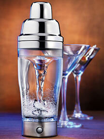     Возьмите шейкер и встряхните хорошенько ингредиенты: писко, сироп, сок лайма и яичный белок. Затем добавьте лед и встряхните еще пару раз достаточно интенсивно, чтоб получилась красивая пенка. Такой метод встряхивания называется "сухой шейк", без него у Вас просто не получится нежная и высока пена.   