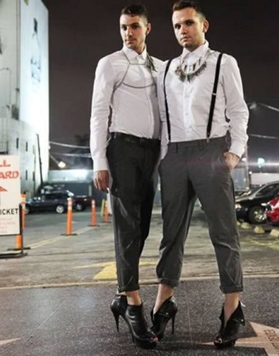 Мужчина в колготках 