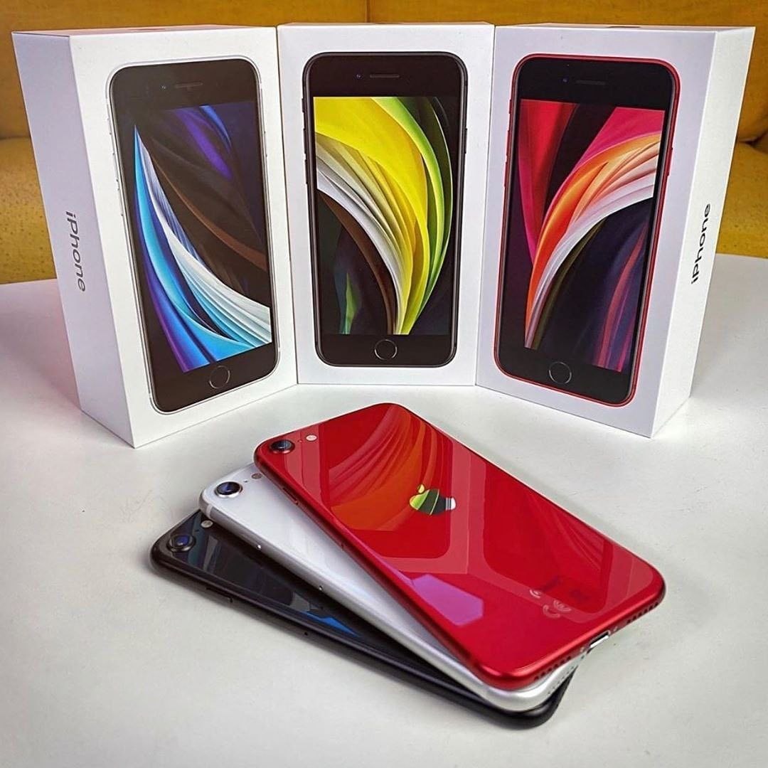 Apple представила новинку в трех цветах:красный, белый и чёрный. 