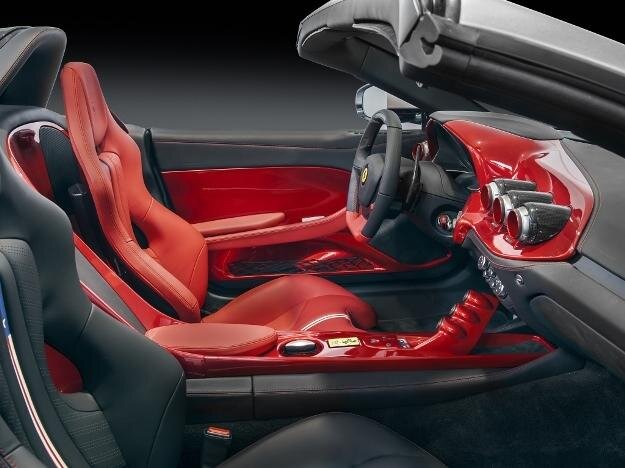 Под капотом великолепных родстеров оказался 12-цилиндровый 6,3-литровый V-образный двигатель, развивающий 730 л. с. и 690 Нм крутящего момента. Динамика автомобилей столь же впечатляющая: разгон с 0 до 100 км/ч занимает 3,1 сек., а максимальная скорость достигает 322 км/ч. Мягкий верх раскладывается и убирается на скорости до 120 км/ч.