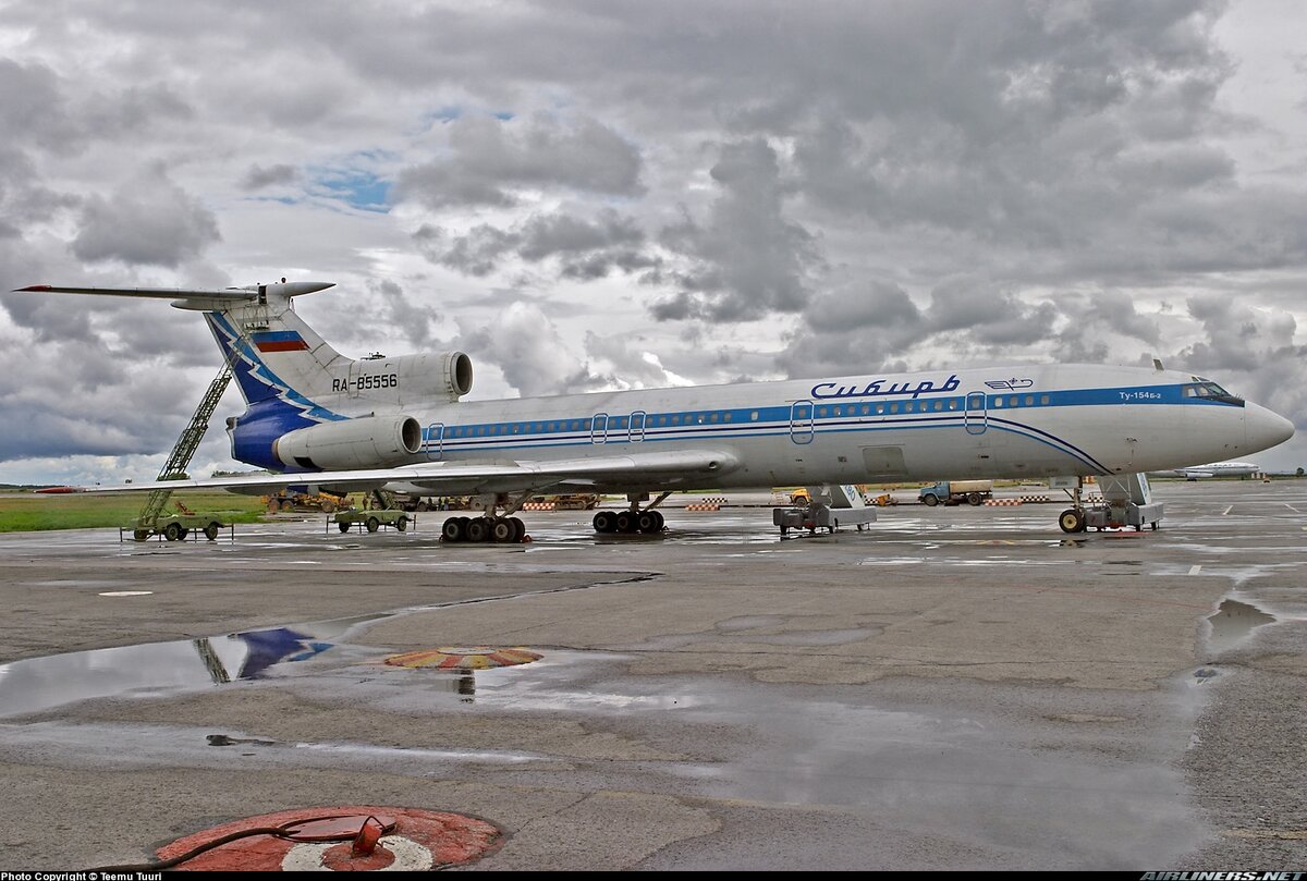 Ту-154Б2. На киль был нанесён российский флаг.