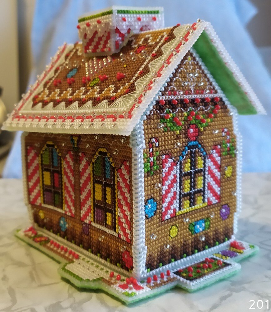 Вот такой пряничный домик на пластиковой канве предлагает нам фирма Panna.
