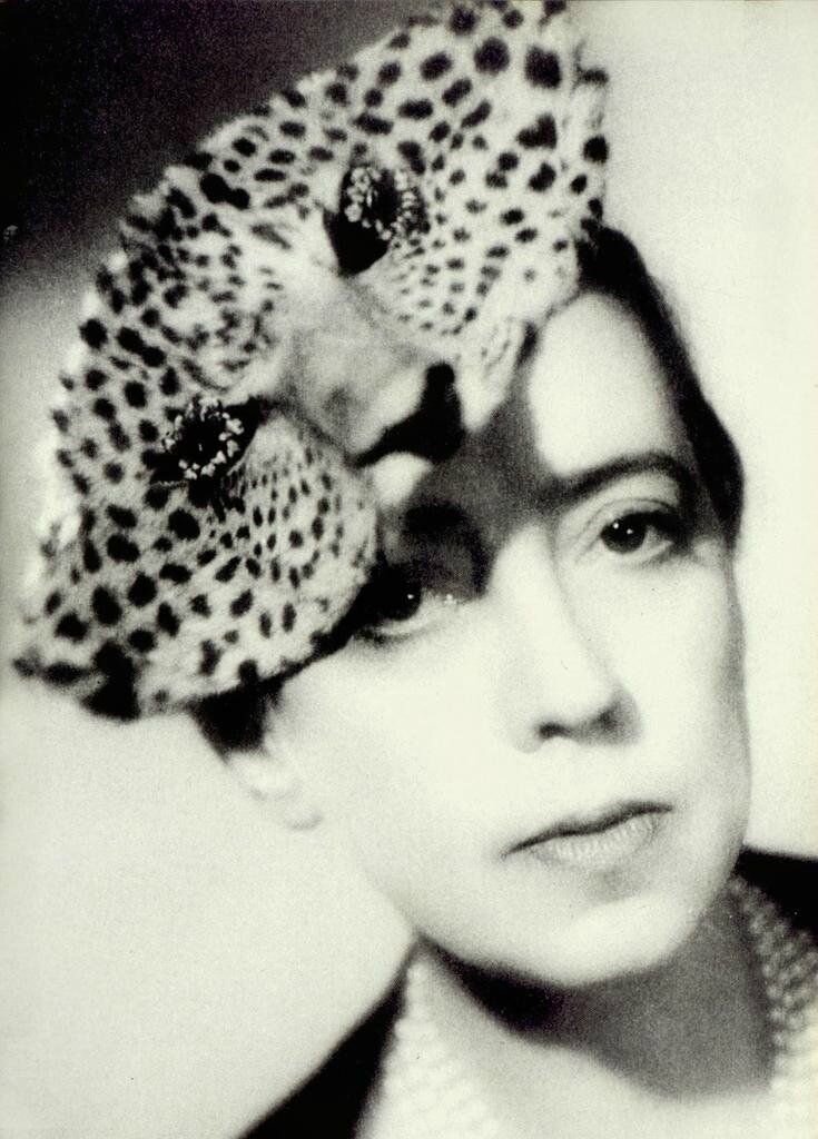Эльза Скиапарелли в шляпке в виде головы леопарда. Фотографию размещаю исключительно для обложки:)