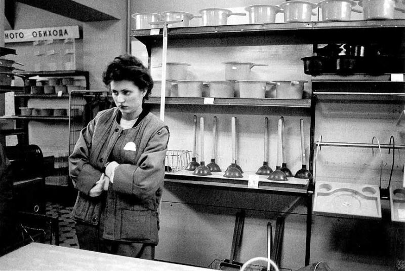 На фото: ассортимент хозяйственного магазина в конце 80-х годов. Источник фото: fototelegraf.ru