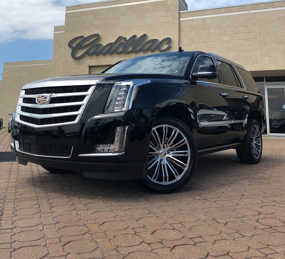 Уверен, если вам по душе роскошные внедорожники, идея пригнать со Штатов Cadillac Escalade посещала ваши мысли. Но только единицы переходят от мыслей к действию. Ведь существует много разных контраргументов, и не совсем понятно, какие из них не имеют ничего общего с действительностью, а какие появились обосновано. Одни говорят, что невероятный расход заставит владельца Escalade всегда держать в поле зрения заправку, другие сетуют на незаслуженно завышенную цену, третьи утверждают, что управлять этим автомобилем в городе – сущий кошмар. Также Эскалейд называют ненадежным, а его динамику – посредственной. Так что не остается ничего лучшего, как разобраться со всем этим самостоятельно. 