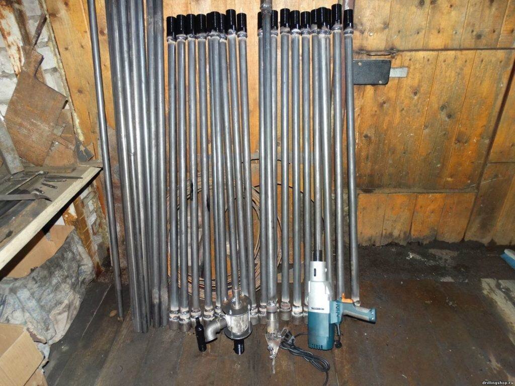 Обустройство глубинных скважин на загородном участке не всегда бывает целесообразным. Во многих случаях, когда грунтовые воды находятся сравнительно недалеко от поверхности, обеспечить снабжение водой жилого дома или дачного надела можно самостоятельно.