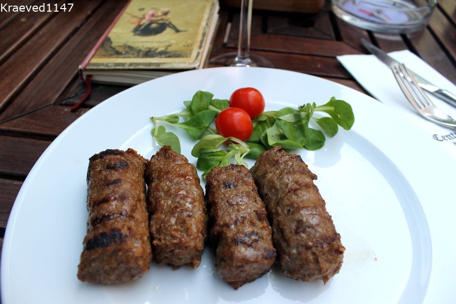 Наше первое знакомство с мичи случилось в Сигишоара. Часто их подают без гарнира. 